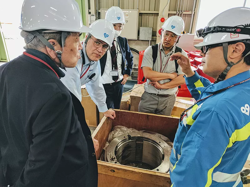 Pioneer engineers on-site servicing a tilt pad journal bearing in Osaka, Japan